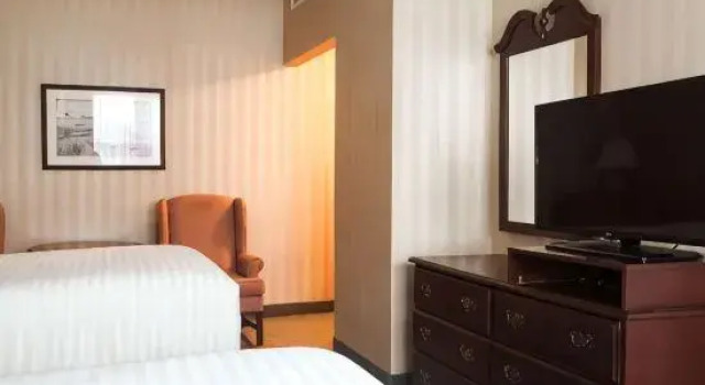 Четырёхместный полулюкс Quality Inn & Suites Downtown