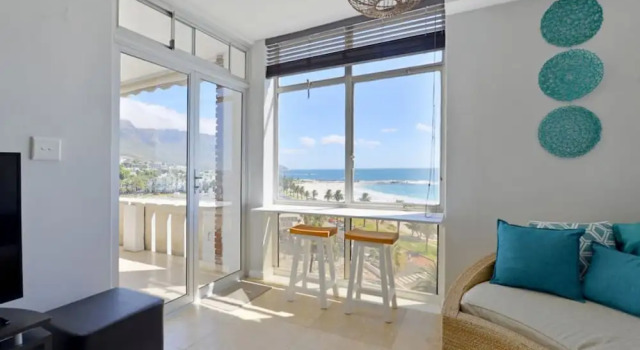 Top-floor 2-bed Beachfront Sunny Camps Bay Views