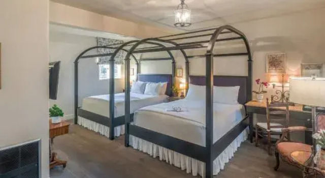 Четырёхместный номер Standard с видом на внутренний двор L Auberge Carmel
