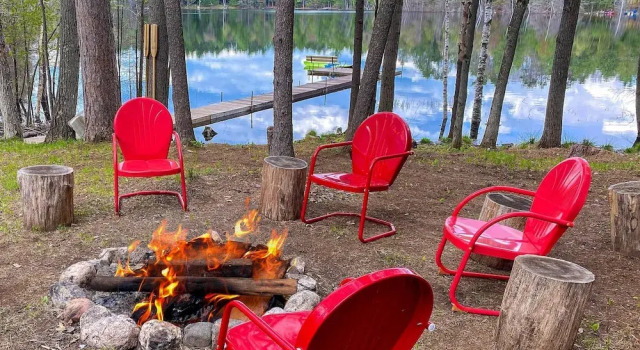 Коттедж с 3 комнатами с балконом Game Room! Mid-century Escape in the Northwoods