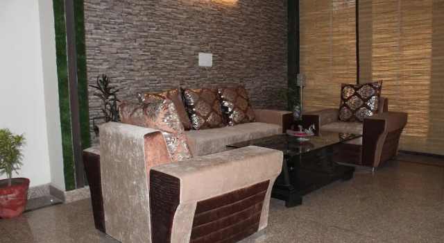 Pacific Inn Eco Central Sector-45 Gurgaon, Забронировать Отель Отели Гургаон 3 звезды, рядом с Станция метро Huda City Centre, 3*