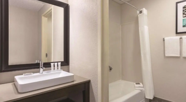 Четырёхместный номер Standard Country Inn & Suites by Radisson, Port Clinton, OH
