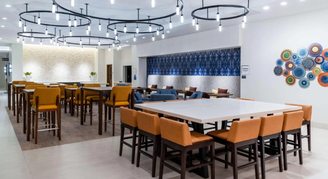 Кровать в общем номере Hilton Garden Inn Longmont