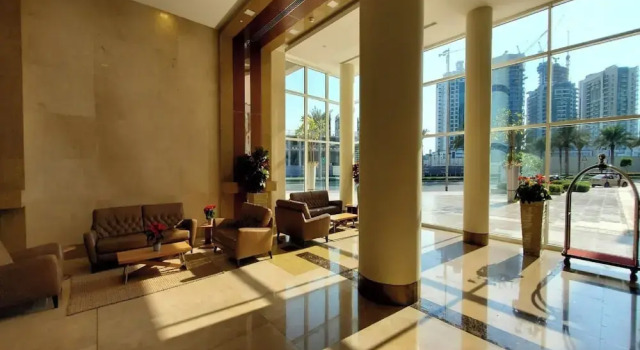 Large Modern 1-Bedroom in Bay Square 9, Забронировать Отель Отели Мадинат-Зайед с парковкой, Парковка