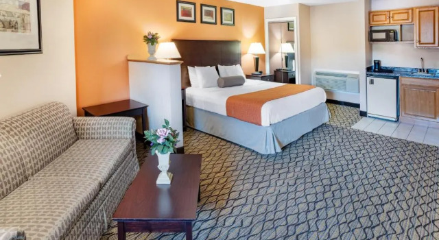 Люкс Deluxe Howard Johnson by Wyndham Lenox