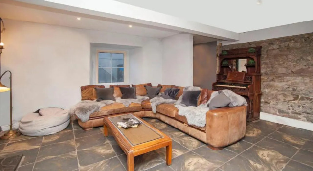 Quirky Cardiff Bay Hen House Sleeps 14-16, Забронировать Отель Кардиф-Бэй Кардифф