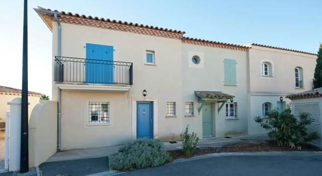 Modern villa near the sea with balcony, Réserver Villa Cottages à Camargue, Cottage