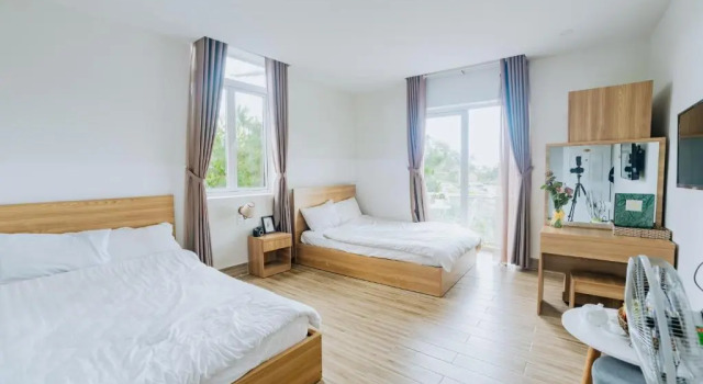 Четырёхместный номер Standard с балконом Lacami Dalat Hotel