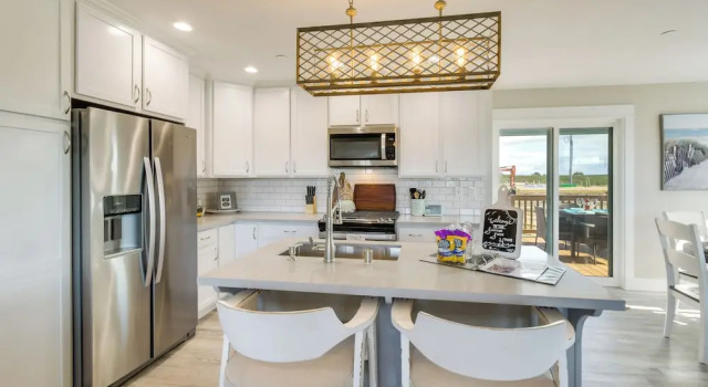 Коттедж Pet-friendly Retreat w/ Fenced Yard, Walk to Beach