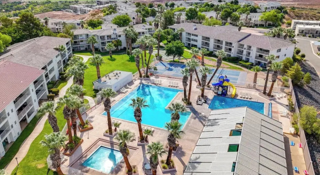 Resort Perks & Family Fun! St George Retreat, Забронировать Курортный отель Отели Сент-Джордж с парковкой, рядом с Гольф клуб "Корал Каньон", Парковка