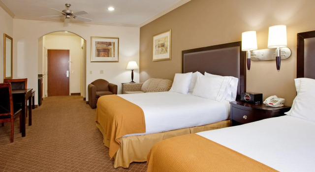 Четырёхместный люкс Holiday Inn Express Hotel & Suites La Porte