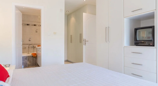 Bright & Spacious two-floor Family Garden Home