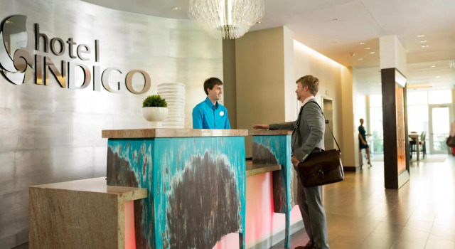 Четырёхместный номер Standard Hotel Indigo Tulsa DWTN - Entertainment Area by IHG