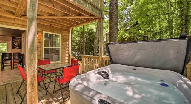 Апартаменты Cozy Whittier Cabin + Yard & Hot Tub, Pets Welcome