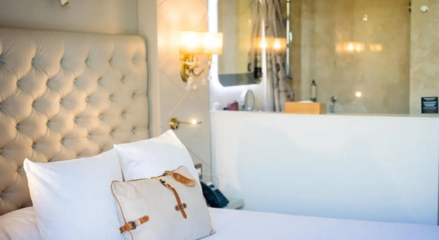 Двухместный номер Deluxe с частичным видом на море Grand Hotel Des Sablettes Plage, Curio Collection By Hilton