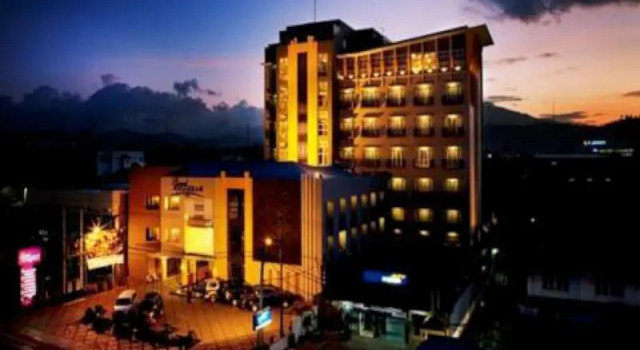Кровать в общем номере Hotel Grand Anugerah