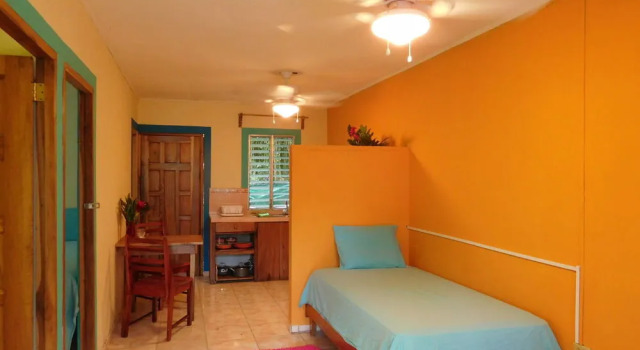 Petra's Calle 8, Book Hotel Carenero Island Panama
