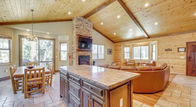 Walkable Big Bear Lake Home w/ Private Hot Tub!, Rezerwuj Dom wakacyjny Big Bear Lake Stany Zjednoczone
