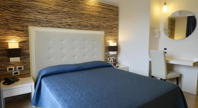 Трёхместный номер Classic с балконом Prince Franklyn Hotel