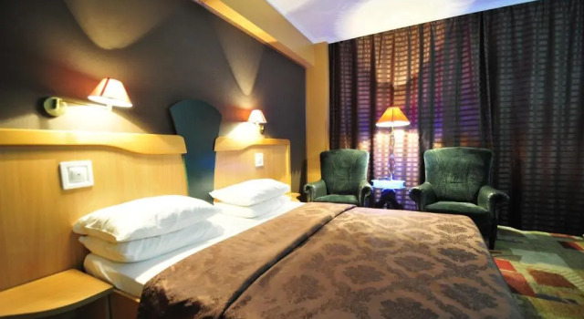Номер Superior Ambassador Hotel