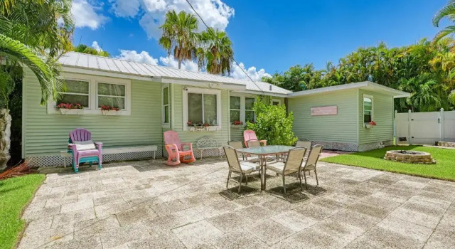 Коттедж Cottage Haven-One Minute Walk To The Beach-Private Yards-Keyless Locks
