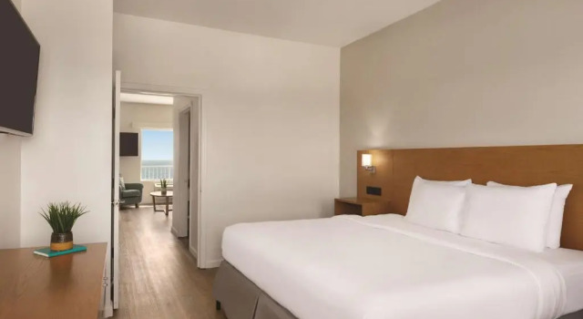 Люкс с 2 комнатами Radisson Beachfront Hotel - Panama City Beach