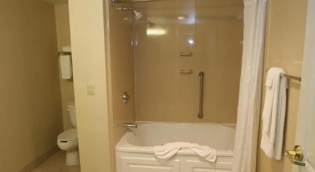 Четырёхместный номер Standard Country Inn & Suites by Radisson, Findlay, OH