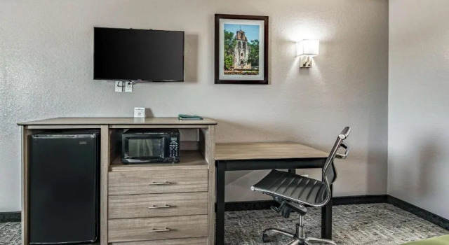Номер Standard Quality Inn I-10 East near Frost Bank Center