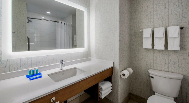 Четырёхместный номер Standard Holiday Inn Express Airdrie by IHG
