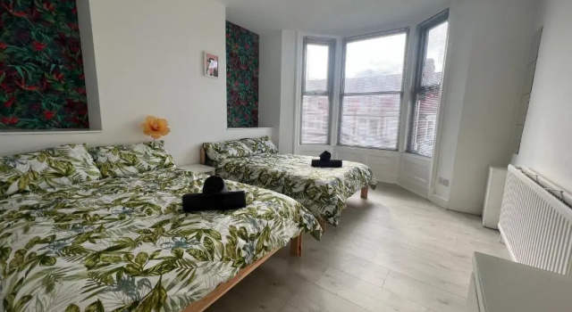 Апартаменты Tropical Apartment, 10 min from Blackpool tower, outside space, sleeps 12
