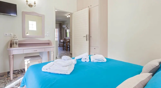 Люкс с балконом и с видом на горы Stafylos Suites & Boutique hotel