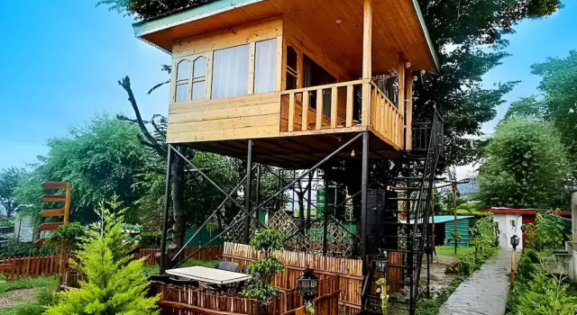 Коттедж Luxury Hollywood Camps and Restaurant Bir