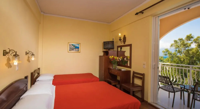 Трёхместный номер Standard с балконом Sunset Hotel