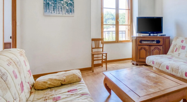 Lovely Cottage in Pontgibaud with Garden Near Lake, Забронировать Дом для отпуска Виллы Овернь-Рона-Альпы, Вилла