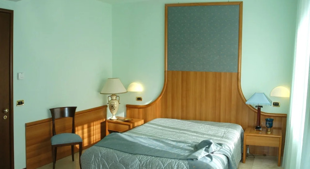 Трёхместный номер Standard с балконом Hotel Royal