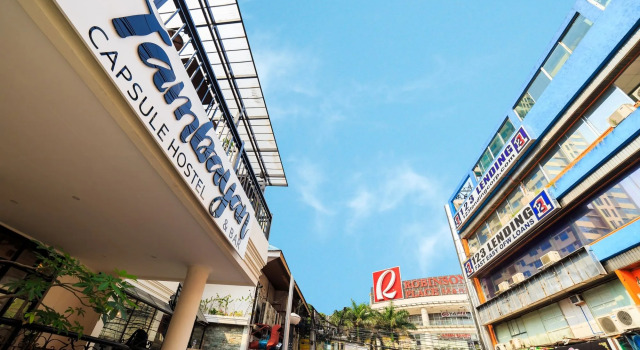 Tambayan Capsule Hostel & Bar