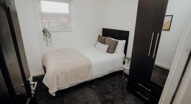 Entire 4 Bed House - Monthly Discount - By Centre