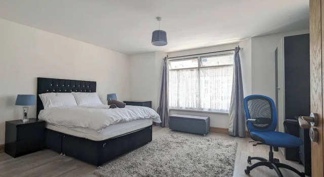 Коттедж с 6 комнатами Family-sized Comfort - Walk to Lake & City Centre