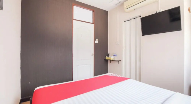 OYO 537 Na Banglampoo Hotel