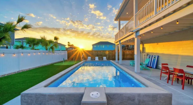 Коттедж Priv Pool & Yard w/ Putting Green! Newly Remodeled Always Sunny by Avantstay