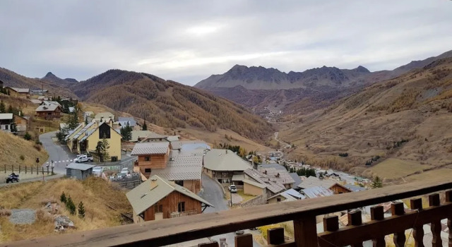 Apartment With 3 Bedrooms in Vars, With Wonderful Mountain View, Balcony and Wifi - 2 km From the Slopes, Prenota Appartamento Hotel a Alvernia con parcheggio, Parcheggio