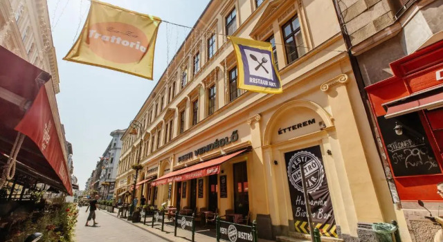 Апартаменты Indigo Apartment With Free Parking