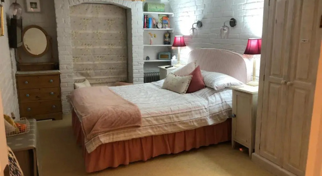 Cosy Cottage ground floor bedroom ensuite with private entrance, Забронировать Дом для отпуска Виллы Исторического графства Суссекса, Вилла