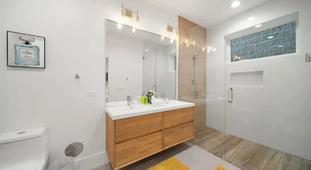 Апартаменты New Two Bed Condo by United Center With Balcony