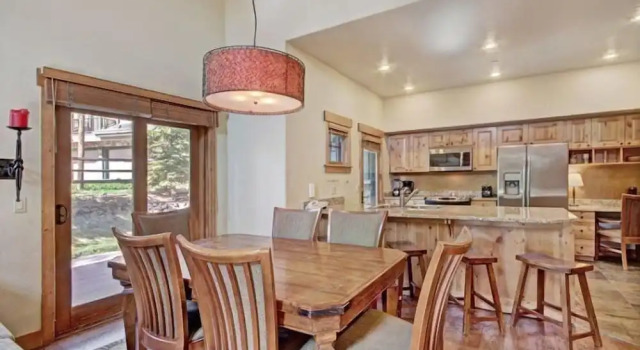 Mountain Thunder Lodge 3 Bedroom Vacation Rental in Breckenridge With Access to a Hot Tub Just Two Blocks From Main Street, Rezerwuj Dom wakacyjny Hotele w Vail Ski z parkingiem, Parking
