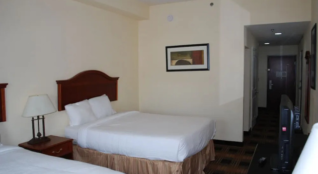 Четырёхместный номер Standard Jamestown inn & Suites