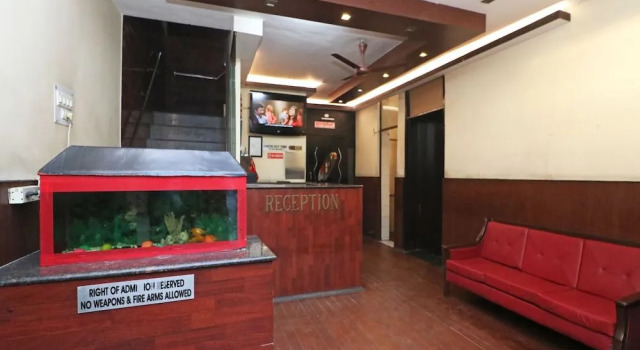 OYO 24788 Hotel Samrat, Забронировать Отель Отели Газиабад с парковкой, Парковка