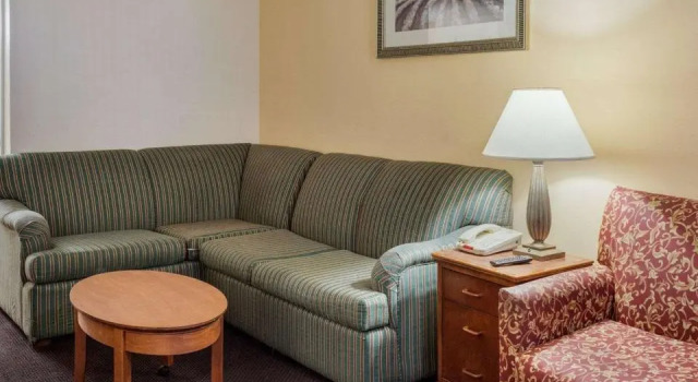 Четырёхместный люкс Rodeway Inn Colonial Heights I-95