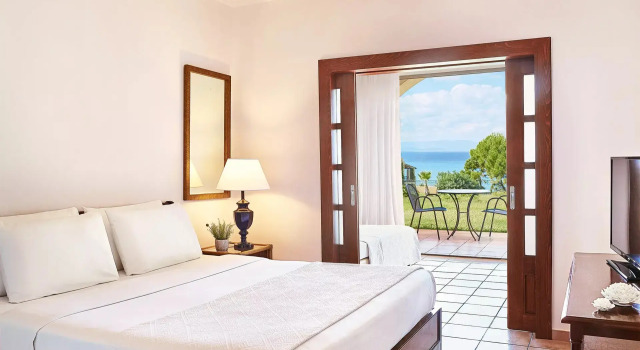 Номер семейный Garden Цокольный этаж с видом на море Grecotel LUXME Oasis