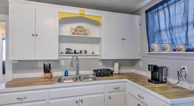 Апартаменты с 2 комнатами Walk to Beach: Breezy Galveston Apt w/ Deck!